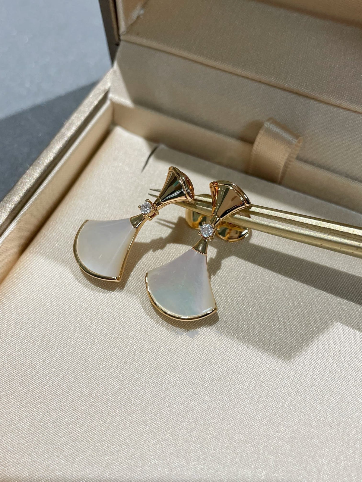 [⭐JeweliWhal]DREAM MOP 1 DIAMOND EARRINGS