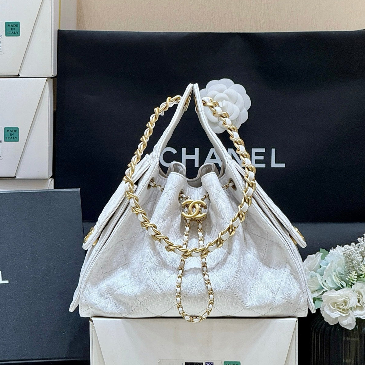 CC 25 HANDBAG IN WHITE 30 GRAINED CALFSKIN GOLD HARDWARE